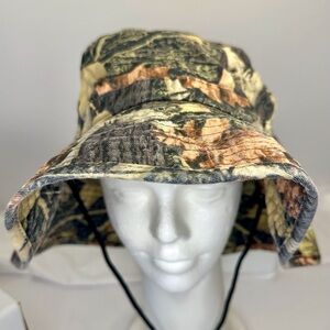Safari hat 0030 multicolored forest with orange has a chin strap